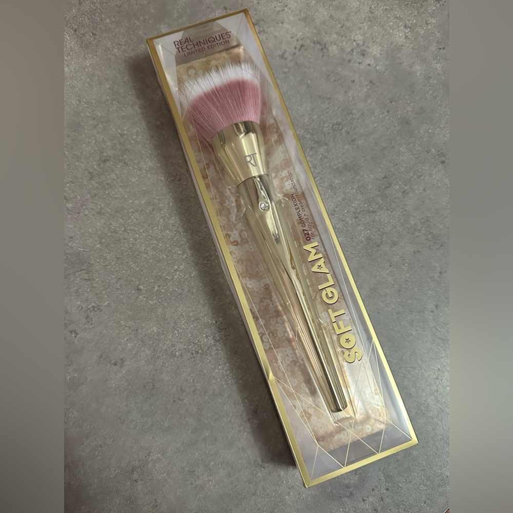 ✨NIB REAL TECHNIQUES FOUNDATION BRUSH✨